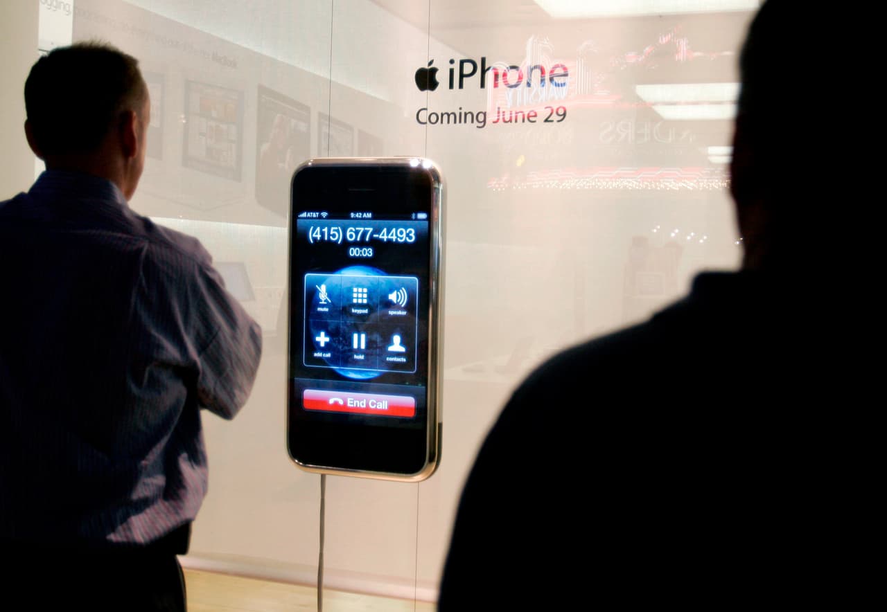 En junio de 2007 la gente observa la publicidad del primer iPhone.