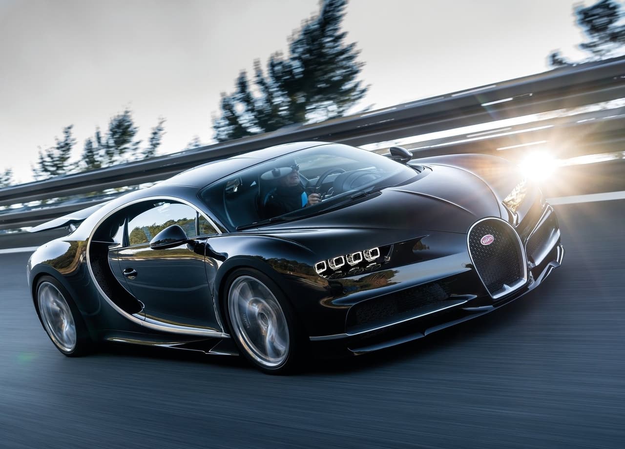 <u><h3 class="cms-H3-H3"><b>Bugatti Chiron 2021</b></h3></u>
<br>
<br>
<b>Velocidad máxima:</b> 261 mph (420 km/h)
<br>
<br>
<b>Motor:</b> W16 de 8.0 litros cuádruple turbo
<br>
<b>Potencia: </b>1,578 caballos de fuerza
<br>
<b>Precio inicial: </b>2,990,000 dólares