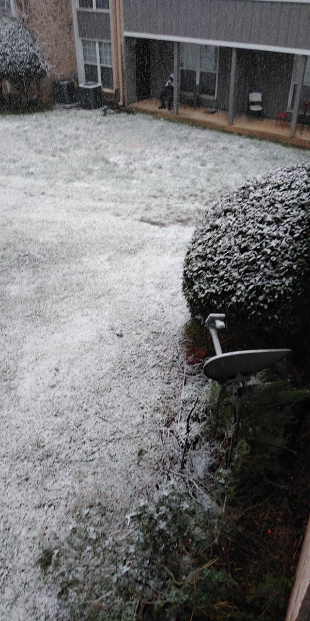 Algunos condados registraron nevadas el jueves en horas de la noche, aumentando las condiciones resbaladizas en las carreteras.