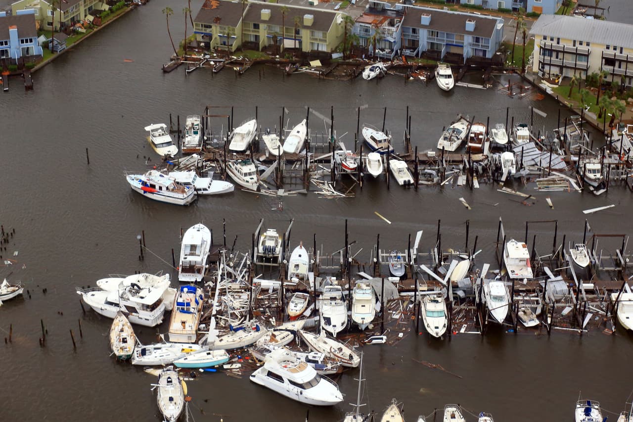 Barcos destrozados en un muelle de Corpus Christi.