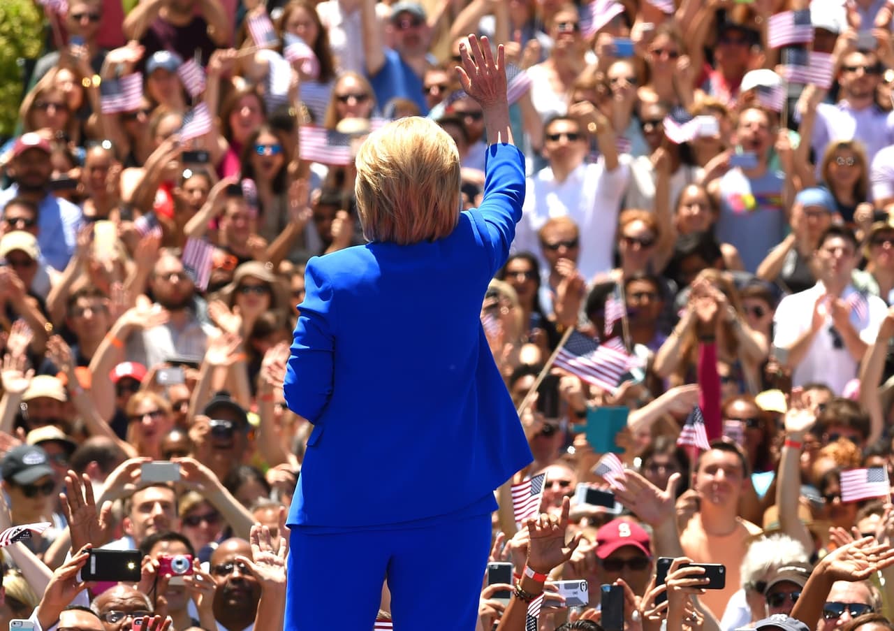 <b>La exsecretaria presenta su campaña a la multitud.</b> En su primer discurso multitudinario tras 10 semanas de campaña,
<b><a href="http://www.univision.com/noticias/clinton-busca-despertar-el-entusiasmo-con-un-evento-multitudinario-en-ny">Hillary Clinton se presentó en Nueva York</a></b> como defensora de las minorías y los estadounidenses de clase media. "La prosperidad no puede ser solo para los CEOs y gestores de fondos de alto riesgo", dijo Clinton ante miles de asistentes en un evento al aire libre en Roosevelt Island. 13 de junio de 2015.