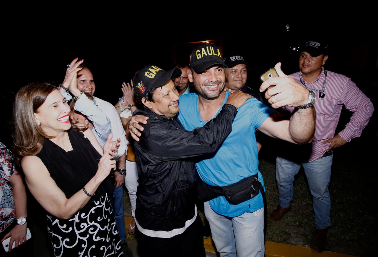 Los periodistas colombianos Diego D'Pablos (D) y Carlos Melo del canal RCN fueron secuestrados durante cuatro días, mientras investigaban el secuestro de Salud Hernández, y liberados el 28 de mayo de 2016.
