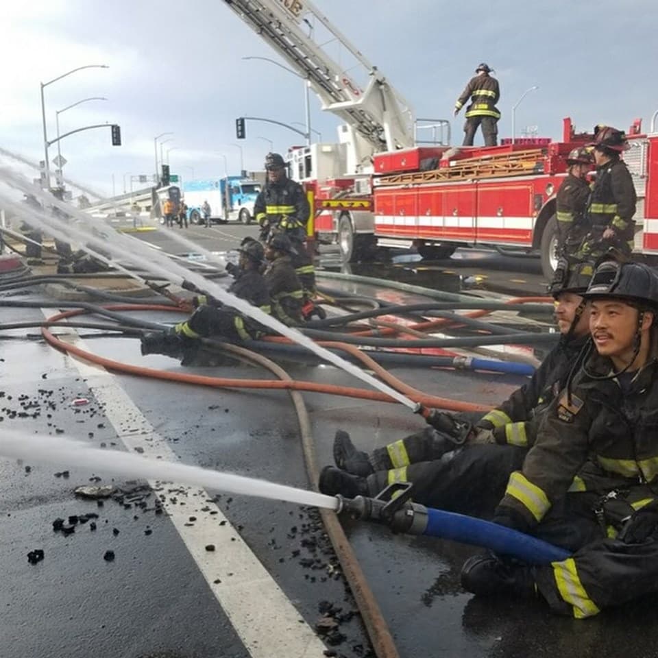 Las llamas del incendio alcanzaron rápidamente las tres alarmas. El almacén está ubicado en la esquina de la Calle 11 y la Avenida 23.
<br>