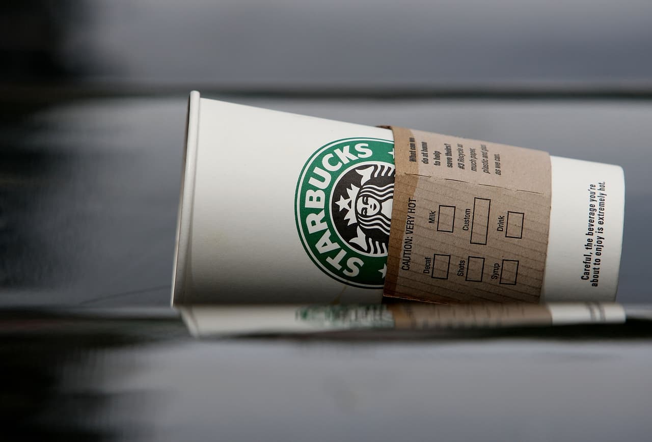 Starbucks cerró sus tiendas una tarde para capacitar a sus empleados sobre prejuicios raciales. ¿Esto funciona?