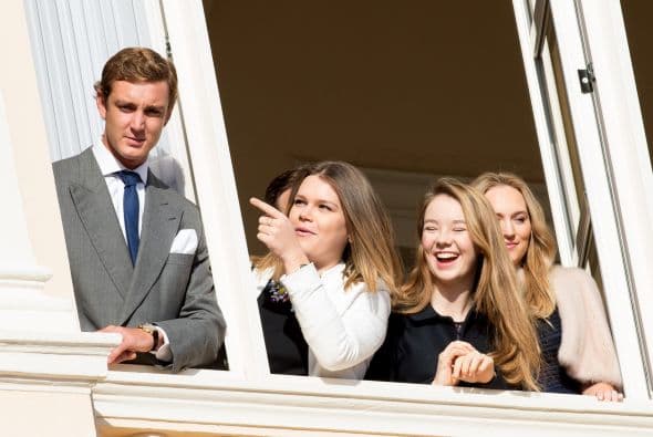 Las primas de los pequeños, que están a punto de cumplir un mes de vida, no cabían de la emoción y lo demostraron desde otros balcones.