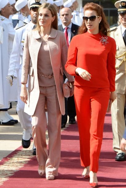 Para esta visita la reina de España optó por un atuendo rosa pastel