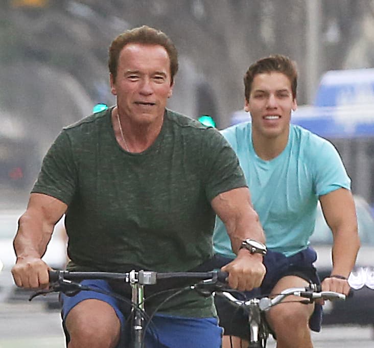 ¡Mira a Arnold con su hijito!