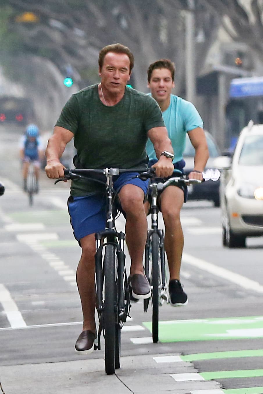 Schwarzenegger salió a pasear en bici con su hijo de 18 años, Joseph Baena.