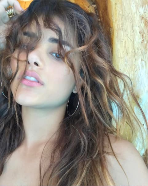 En esta muestra su cabello al natural, luce muy relajada.
<br>