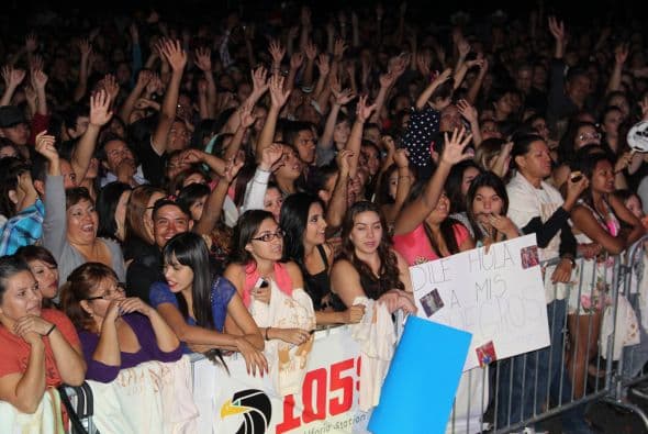 El Dasa revolucionó Phoenix con su voz y carisma, enloqueciendo a miles de fans que los esperaban ansiosas. El chulo causó furor con sus movimientos sexy y desafió seguridad para acercarse y bailar con sus consentidas.
