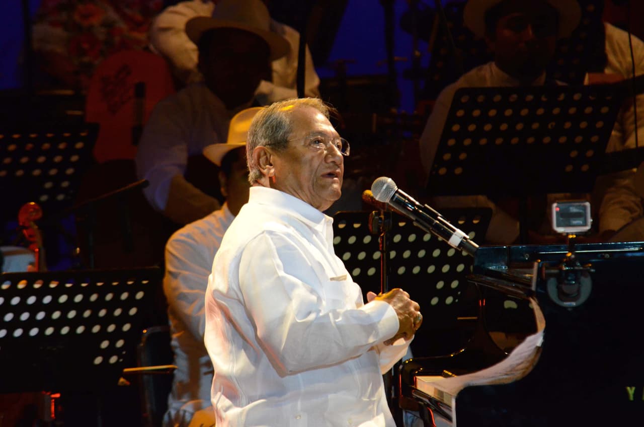 “Por algo es compositor. No, qué va. A lo mejor se lo imaginó o pensó. No, nada de eso”, dijo con humor Manzanero.