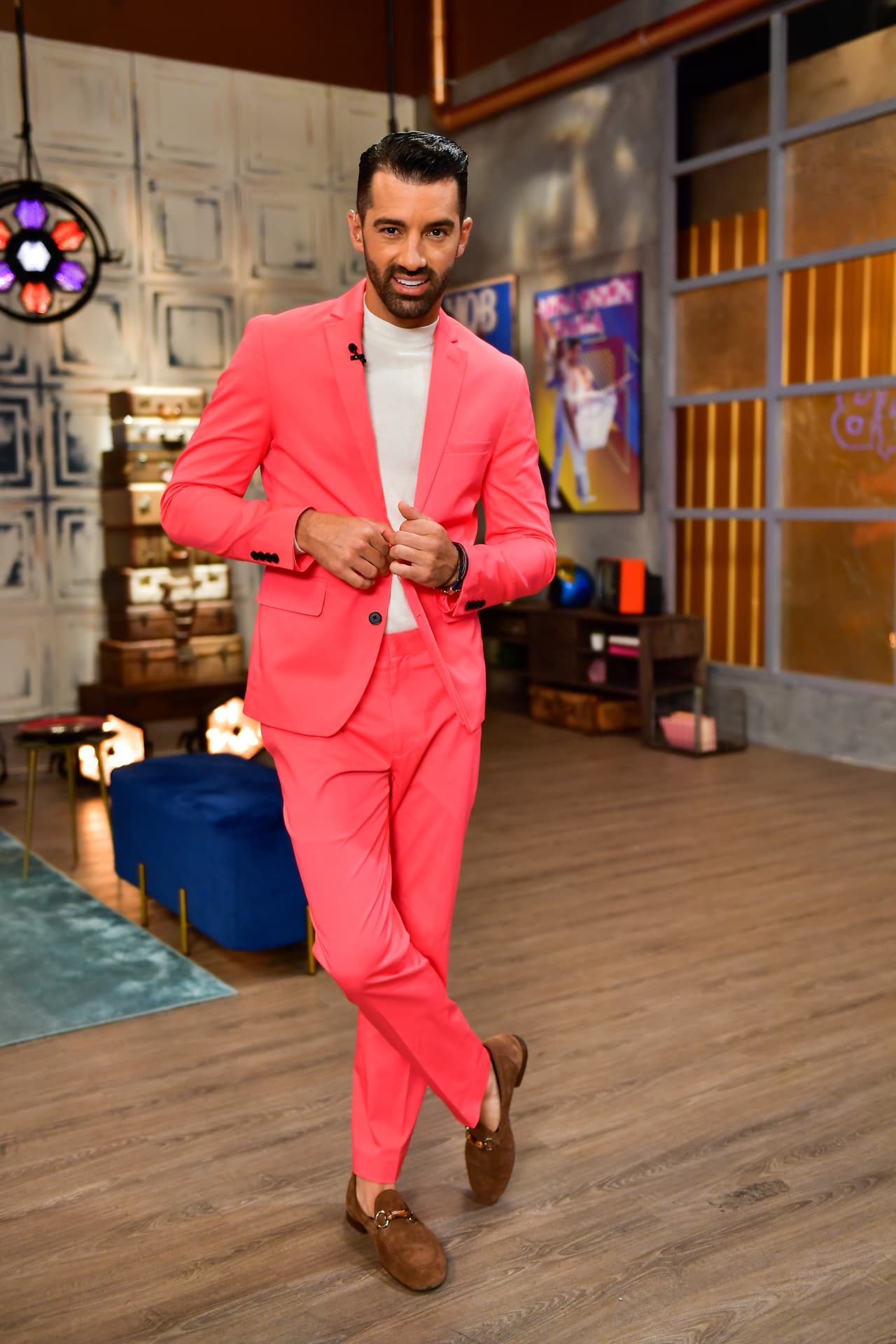 Tal como lo mencionamos, las tonalidades pasteles marcaron la noche en los atuendos de hombres y mujeres. El mentor de las estrellas participantes, Toni Costa, lució un traje casual en tono coral y los combinó acertadamente con mocasines color café claro.