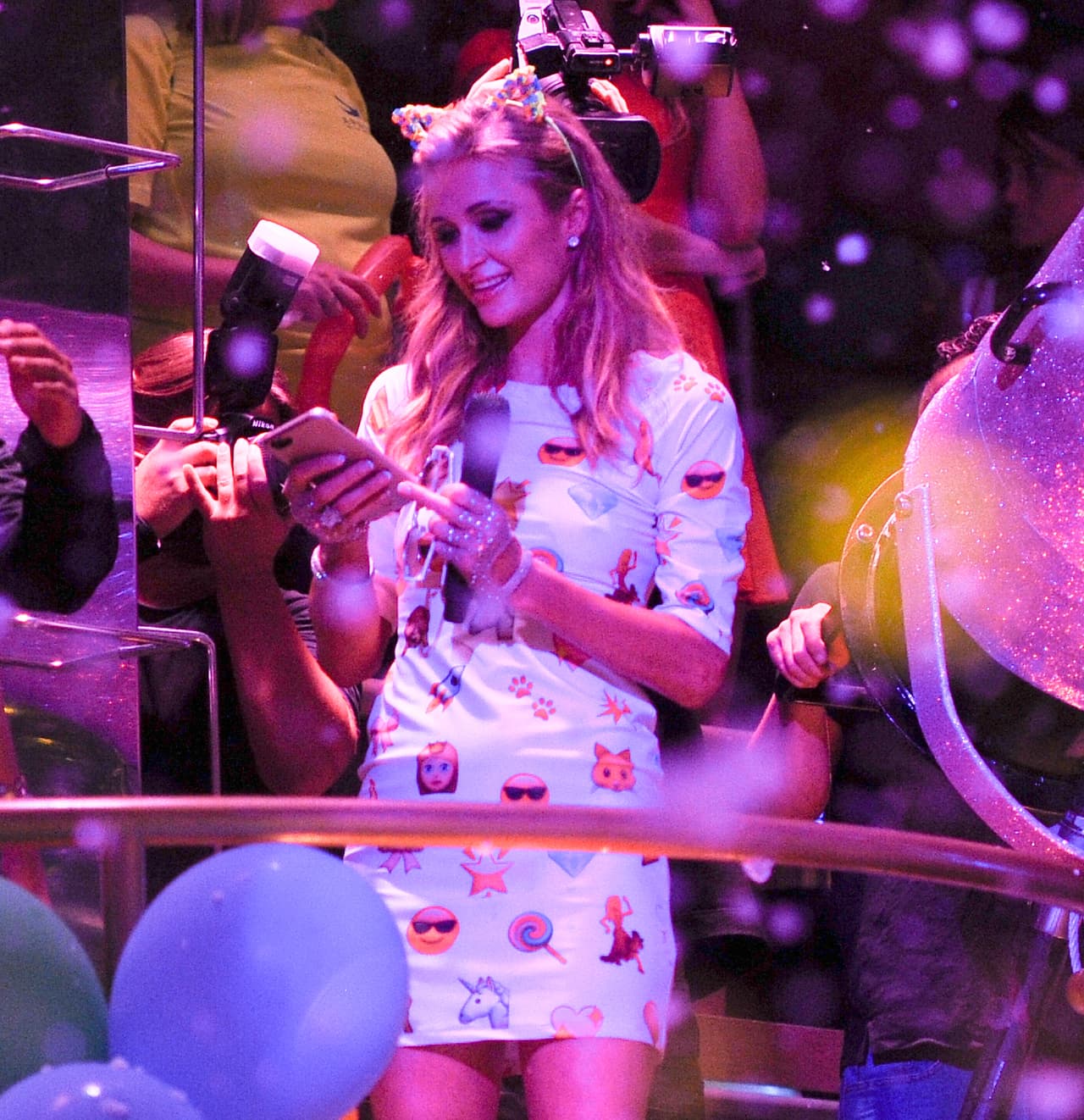 La señorita Hilton está de fiesta en Ibiza, ¡y vaya que se la está pasando bien!