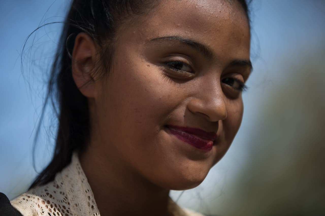 Gabriela Medrano López, 14, es de un rancho cercano a Rubí pero la familia ahora vive en Monterrey. No sabe si podrá celebrar fiesta de XV años, a pesar de que quiere. “Están muy caras”, explica su abuela, Gabriela Rodríguez, 53. La madre de Gabriela es madre soltera y trabaja limpiando casas y obras para mantener a la familia. Su hermana Melanie Medrano López, 15, no tuvo fiesta tampoco por motivos económicos.