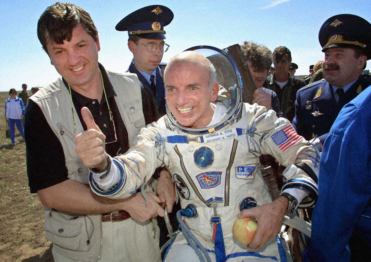 <b>Dennis Tito, 2001. </b>Este ingeniero y empresario estadounidense es considerado el primer turista espacial de la historia. Según CNN 
<a href="https://www.cnn.com/travel/article/space-tourism-20-year-anniversary-scn/index.html"><u>el paseo le costó 20 millones de dólares</u></a> e incluyó el viaje en el cohete ruso Soyus y ocho días de estadía en la 
<a href="https://www.univision.com/temas/estacion-espacial-internacional"><u>Estación Espacial Internacional</u></a>. En la fotografía Tito después de aterrizar en Kazajistán al finalizar el viaje, tenía 60 años de edad.
<br>