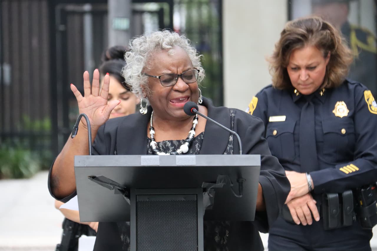 El Departamento de Policía de Tampa realizó una vigilia por las víctimas del tiroteo en la escuela de Texas que dejó 21 muertos; 19 niños y 2 adultos. 
<br>