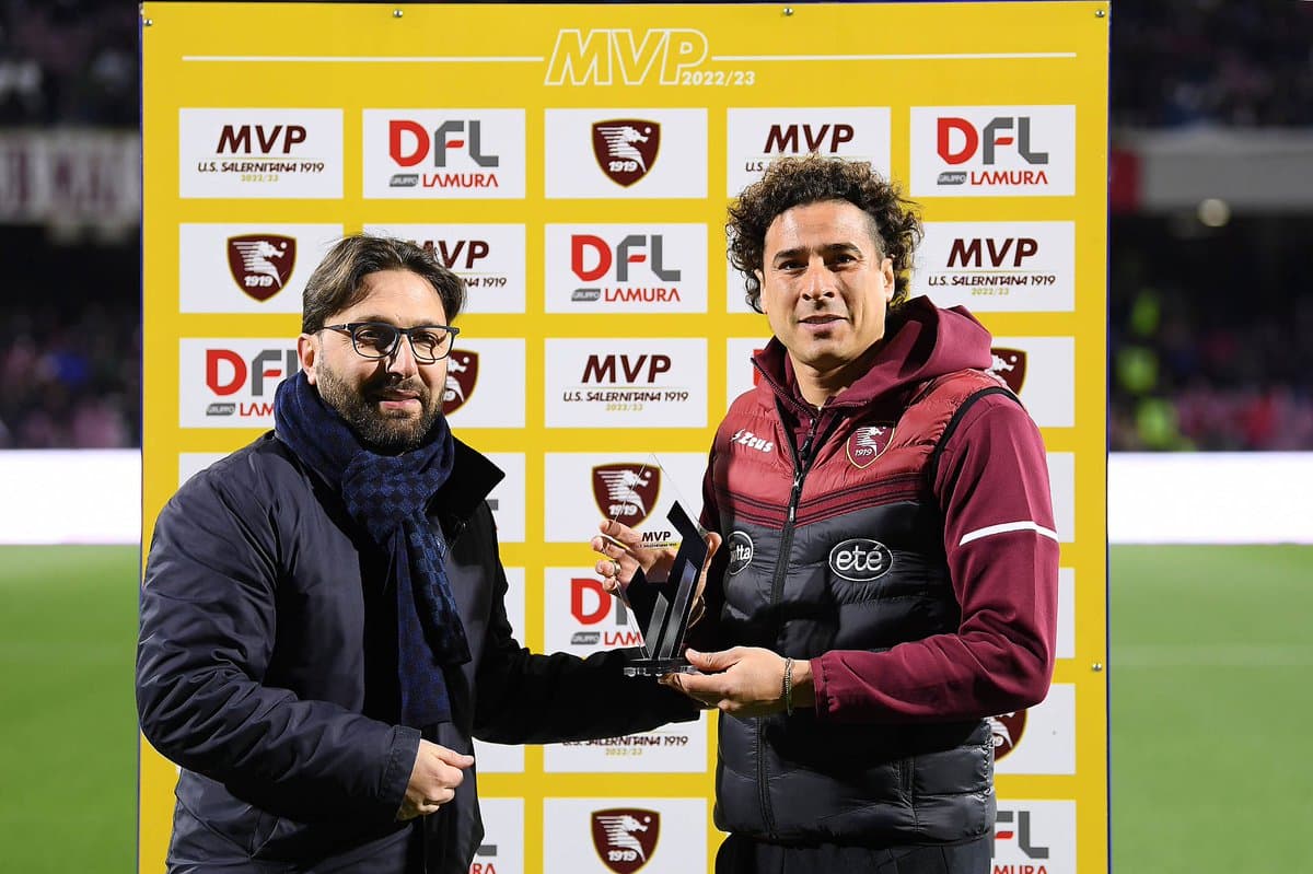 Memo Ochoa recibe premio MVP previo al Salernitana vs. Juventus