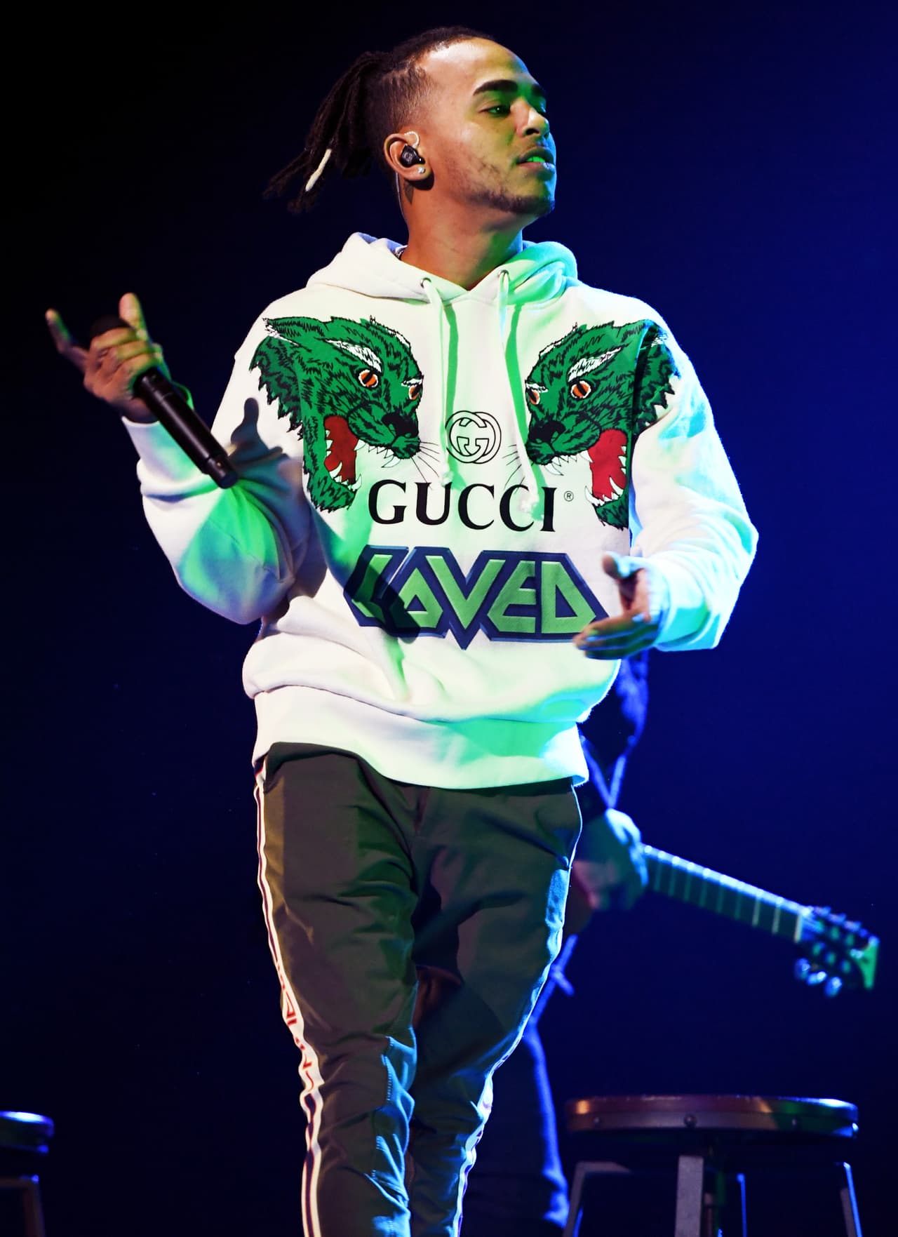 El cantante de 26 años, cuyo 
<b><a href="https://www.univision.com/especiales/premios-juventud/10-cosas-que-tienes-que-saber-de-ozuna-fotos">verdadero nombre es Juan Carlos Ozuna</a></b>, envió unas declaraciones escritas disculpándose por su actuación en la película. Describió la situación como "un error del pasado
<b>,</b> impulsado por la ignorancia. Hoy no solo lamento lo ocurrido sino lo condeno".