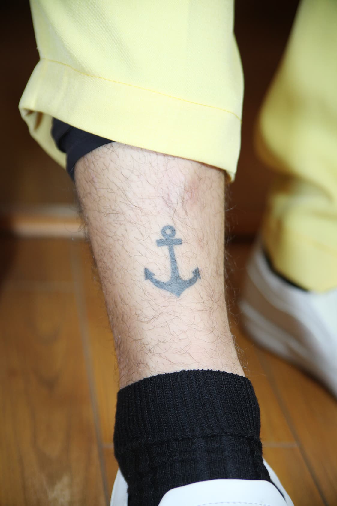 En la parte delantera de sus pies lleva tatuada, de un lado, un ancla y, del otro, la palabra 'Bahía'.