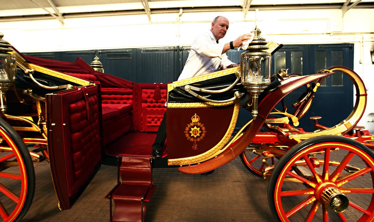 La 1902 State Landau fue 
<b>construida en 1902 especialmente para el uso del rey Eduardo VII</b>, bisabuelo de la actual monarca, y es cuidada meticulosamente en los establos reales ya que es una de las carrozas más utilizadas de toda la flotilla de más de 200 ejemplares. La reina utiliza esta carroza frecuentemente durante las visitas de jefes de estados extranjeros.