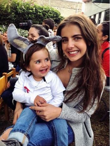 "[...] (este ser) tan simpático, tan futbolista, tan músico, tan mágico, este ser, ¡me escogió como mamá! [...]", resaltó la actriz.