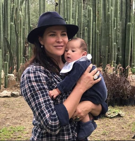 Después, la actriz comenzó a compartir fotografías que mostraban el crecimiento de su primogénito.