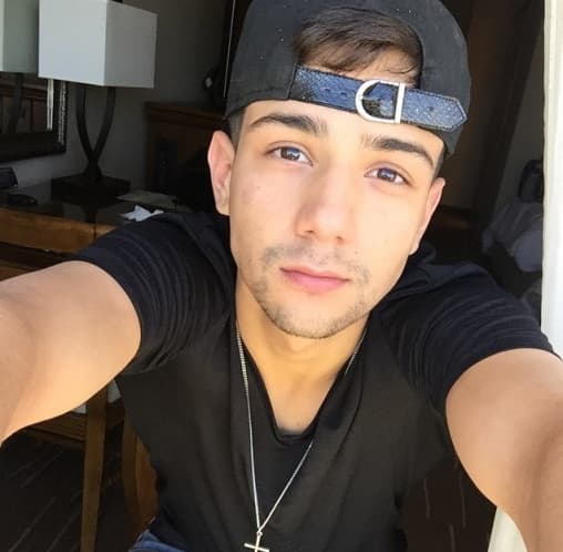 Además de galán, tiene un ingenio para tomarse fotos que te sorprenderá.