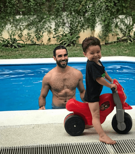 A su corta edad, Diego puede presumir de tener un séquito de fans y de haber realizado su primera actuación, pues participó en 'La doble vida de Estela Carillo', telenovela protagonizada por Ariadne Díaz.