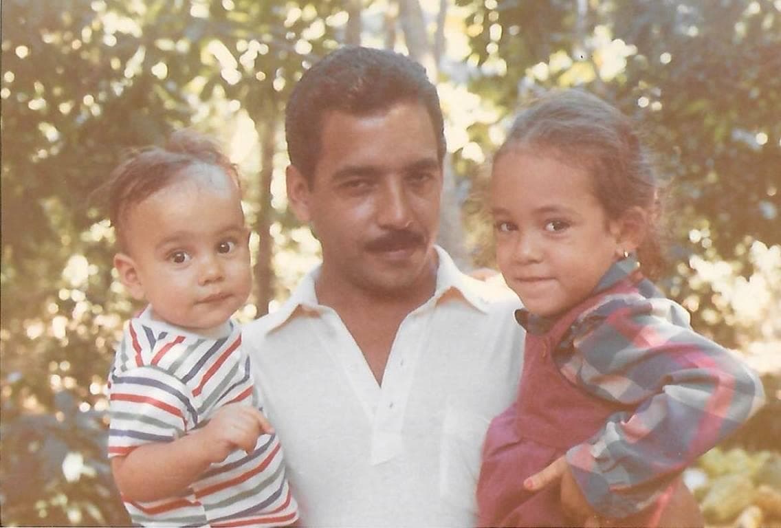 Nuestra directora de noticias con su papá y hermanito en la finca de sus abuelos en la República Dominicana (1984).