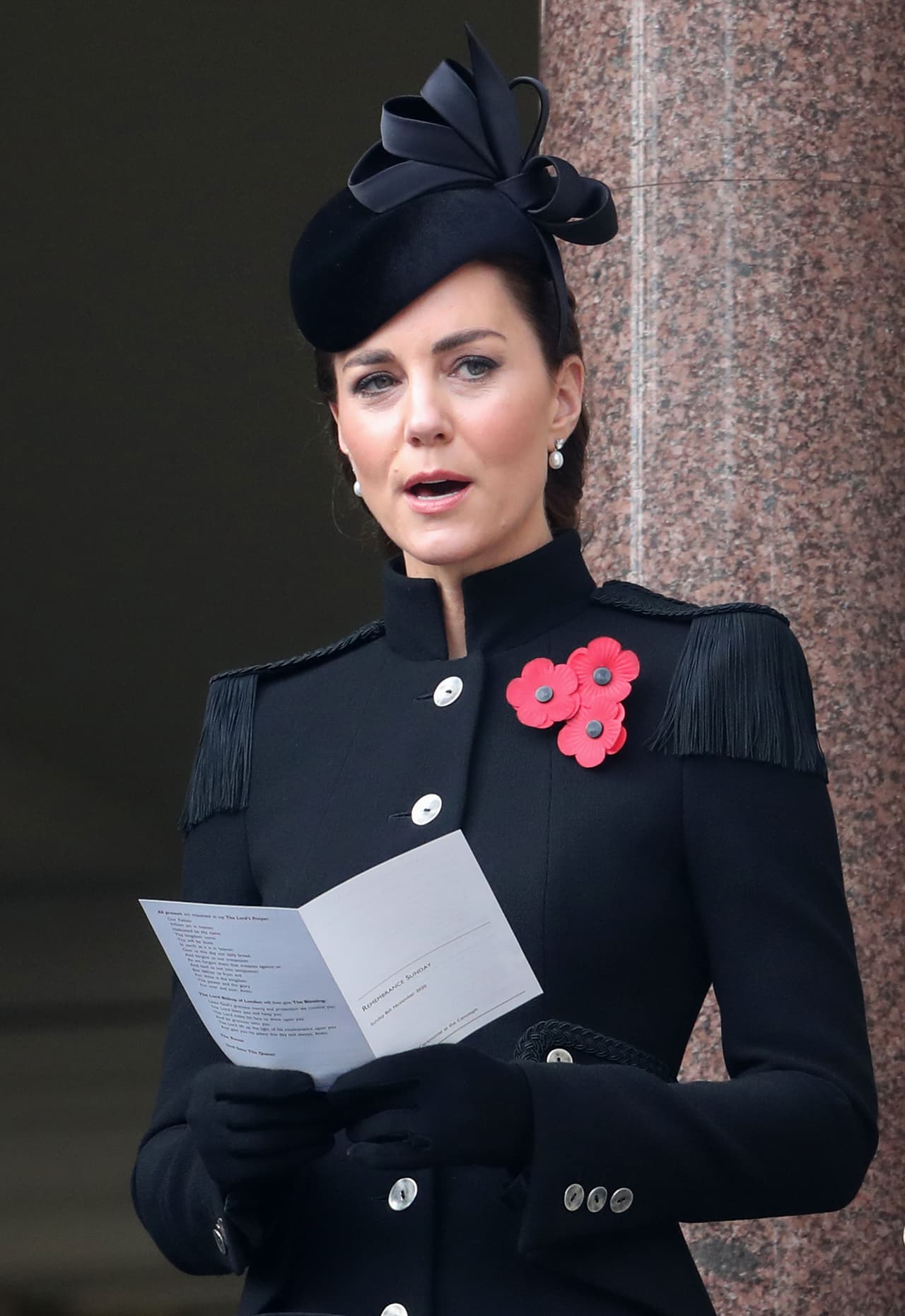 Después del acto, Kate Middleton fue vista con un cubrebocas negro mientras iba sentada en la parte trasera del auto que la trasladó junto al príncipe William.
<br>