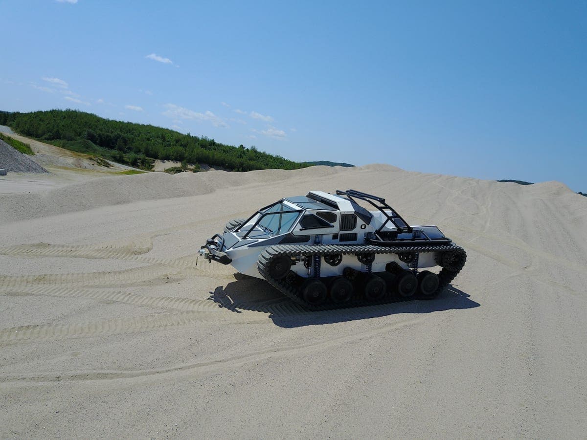El Ripsaw EV2 está motivado por un enorme motor diésel Duramax de 6.6 litros con la capacidad de producir 600 caballos de fuerza, suficientes para permitirle alcanzar las 75 mph.