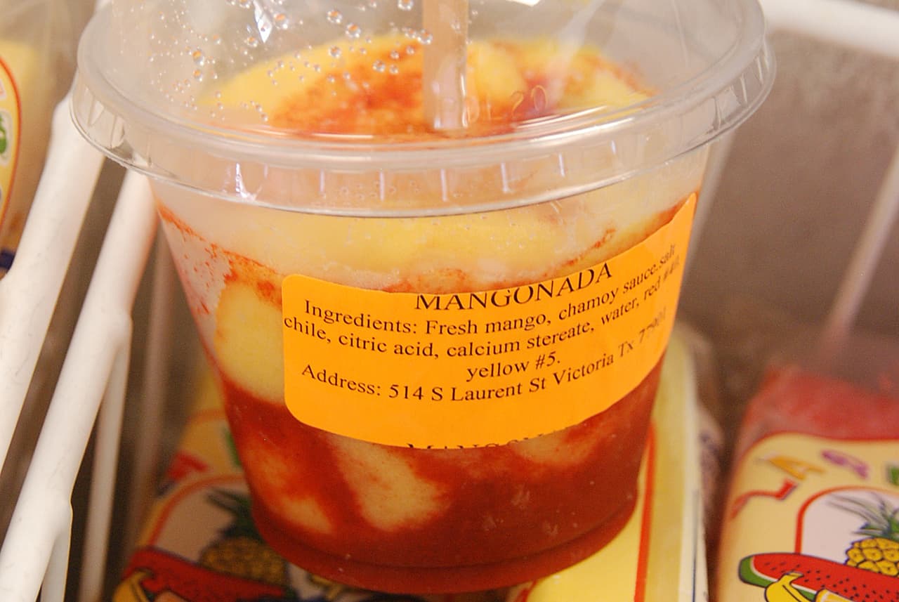 Otro snack muy popular es la Mangonada, la cual lleva mango fresco, chamoy y por su puesto chile.