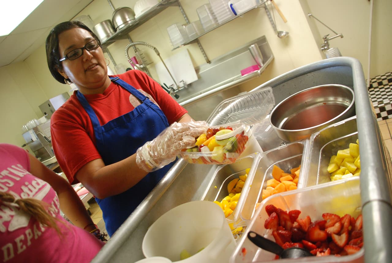 La fruta va picadita en pedazos chiquitos, lista para combinarse con otras frutas