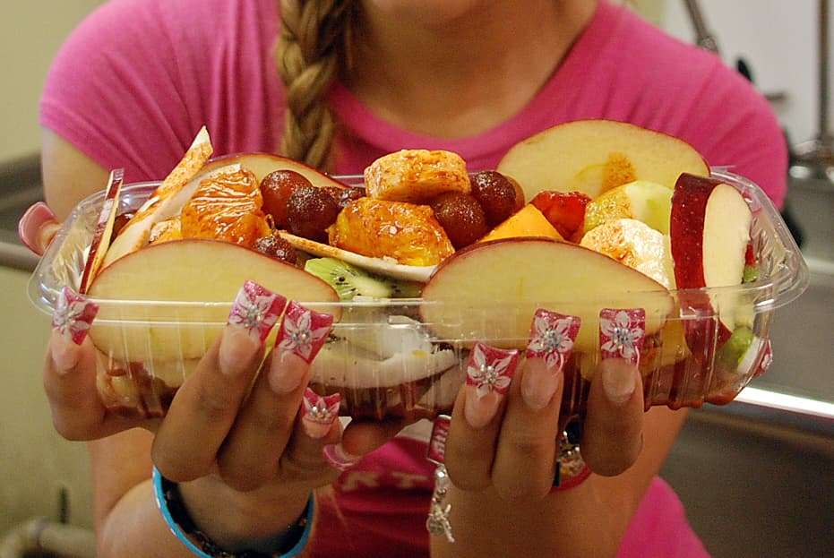 Una de las grandes riquezas de los hispanos es su comida y los mexicanos se pintan solos para crear divertidos y sabrosos como esta “Lancha de Frutas”