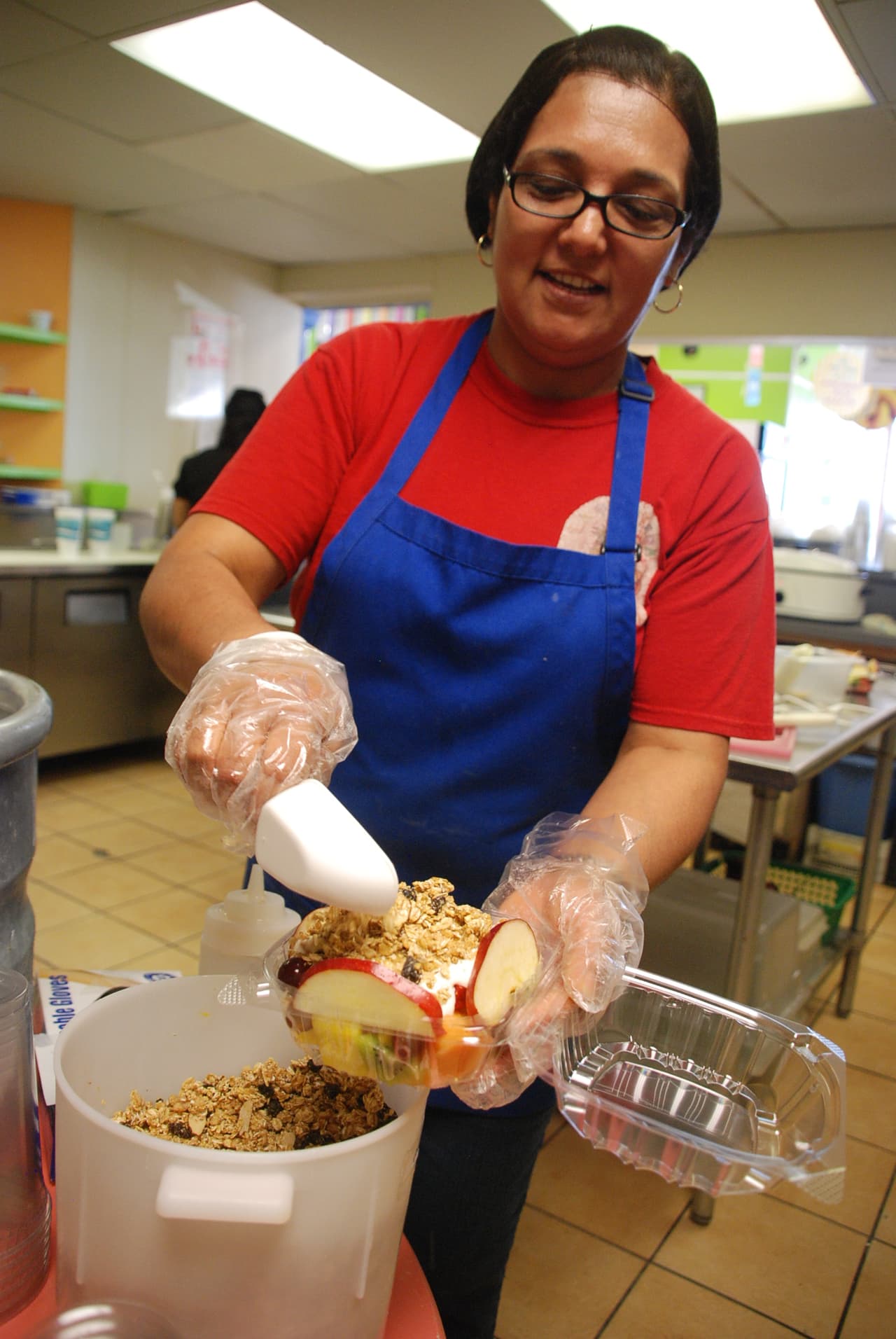 Este es un energético un snack que combina frutas, con crema y granola