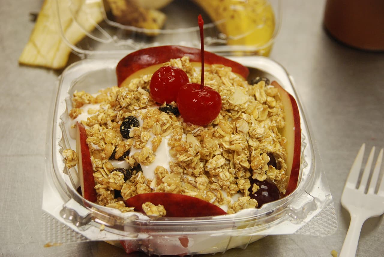 El energético lleva manzanas, coco, uvas, melón, sandia, piña, mango plátanos y por su puesto cerezas