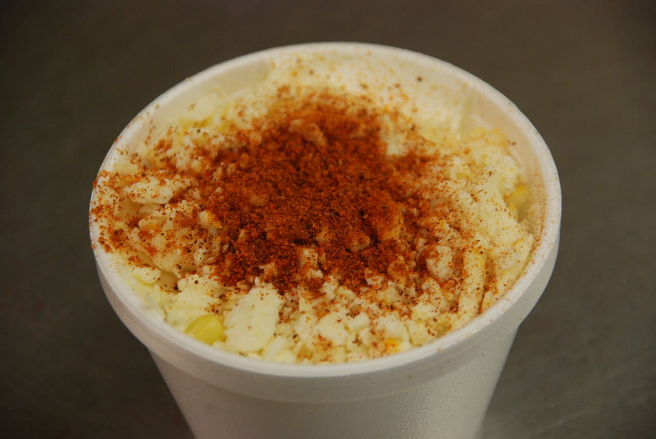 El elote desgranado esquite lo preparan con chile, crema y queso