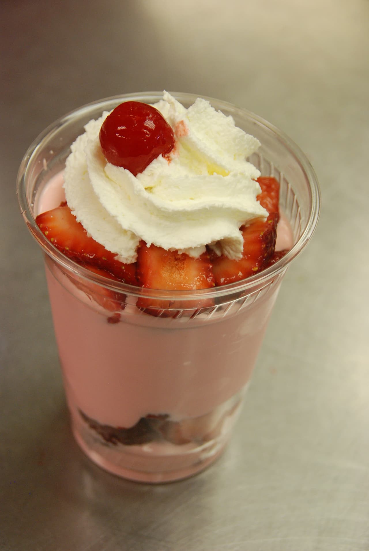 Y así quedan las fresas cuando se combinan con crema.