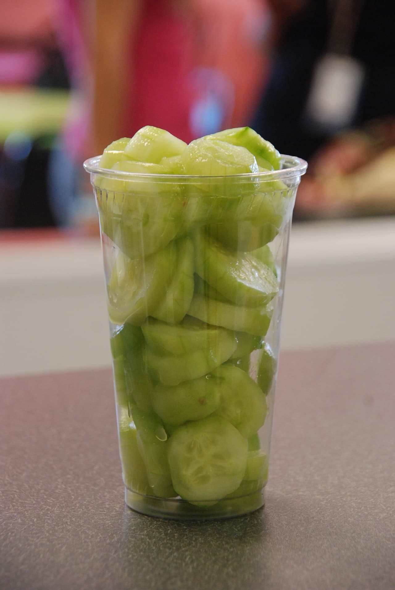 Pepinos listos para ser bañados en limón y chile