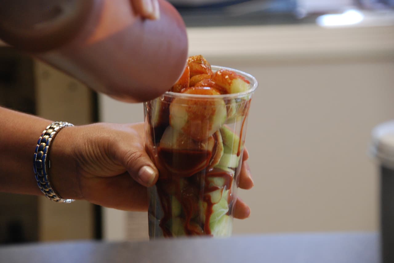 Así quedaron los pepinos bañados en chile y limón, ya listos para ser saboreados.