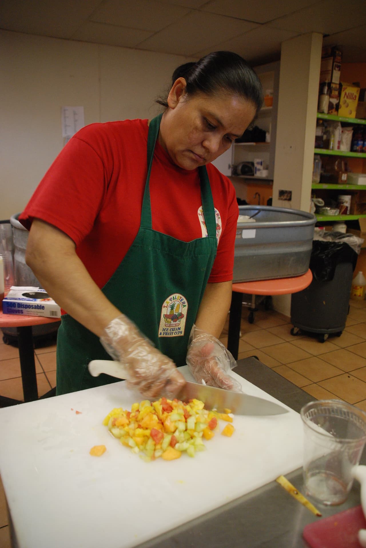 La piña, los plátanos, la sandia y los mangos son muy populares para preparar unos snacks.
