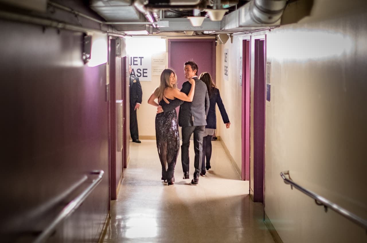 ¿Para dónde van? Seguro que para las fiestas, pero Jennifer Aniston y su esposo Justin Theroux sólo sonrieron al abandonar la ceremonia.