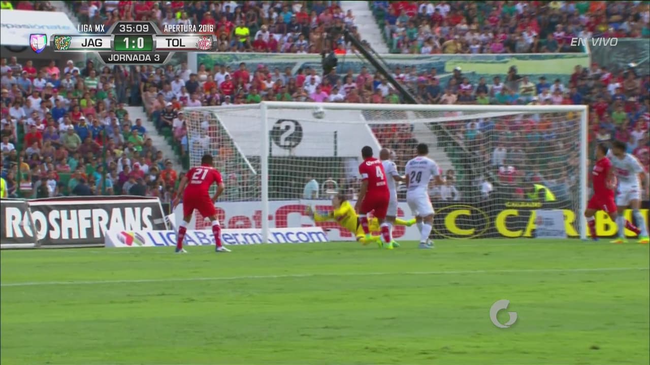 Cabezazo de Paulo Da Silva que termina pegando en el travesaño, se salvó Chiapas