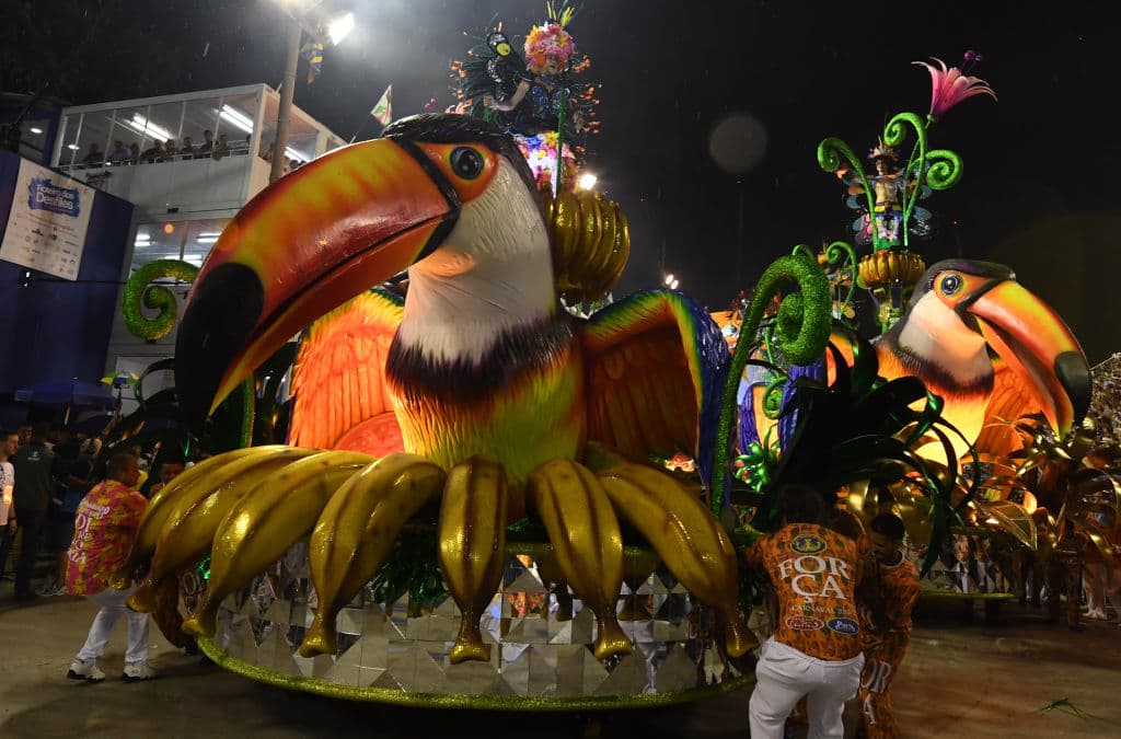 El carnaval de Río continuará en la noche del lunes con los desfiles de otras seis escuelas que componen el Grupo Especial, la primera división del carnaval de Río, y el miércoles medio centenar de jurados anunciará la campeona de 2017.