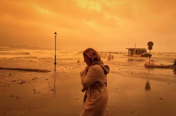 Estas son las postales que la arena del Desierto del Sahara, que llegó con las ráfagas de viento, ha dejado en Grecia.
