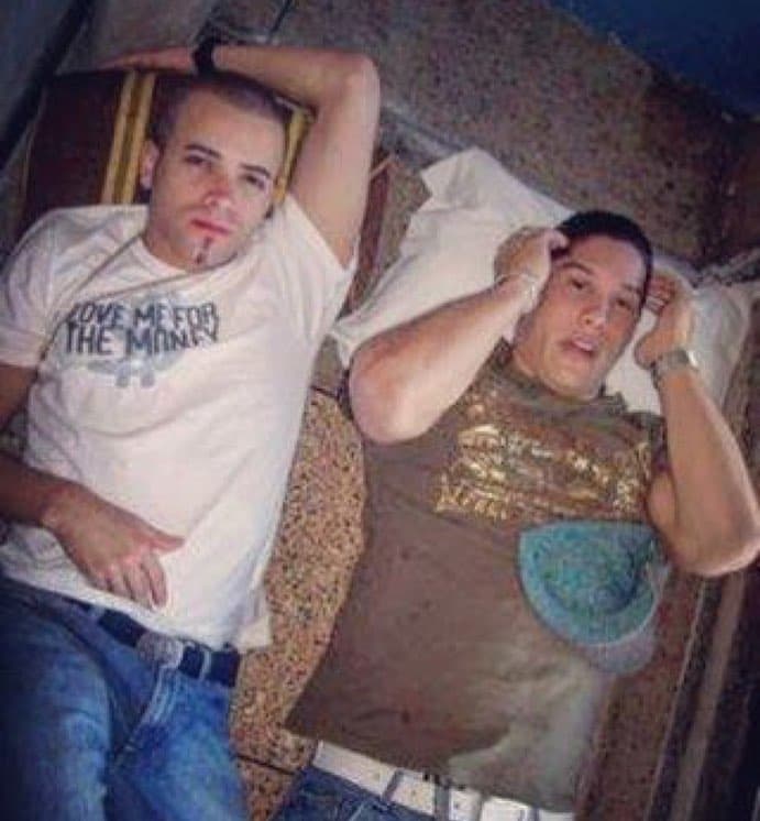 Esta imagen, tomada hace 12 años, muestra a los cantantes durmiendo en el piso de un aeropuerto, antes de alcanzar la fama.