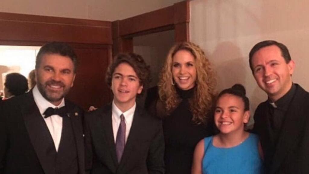 José Manuel junto a sus padres y hermana.