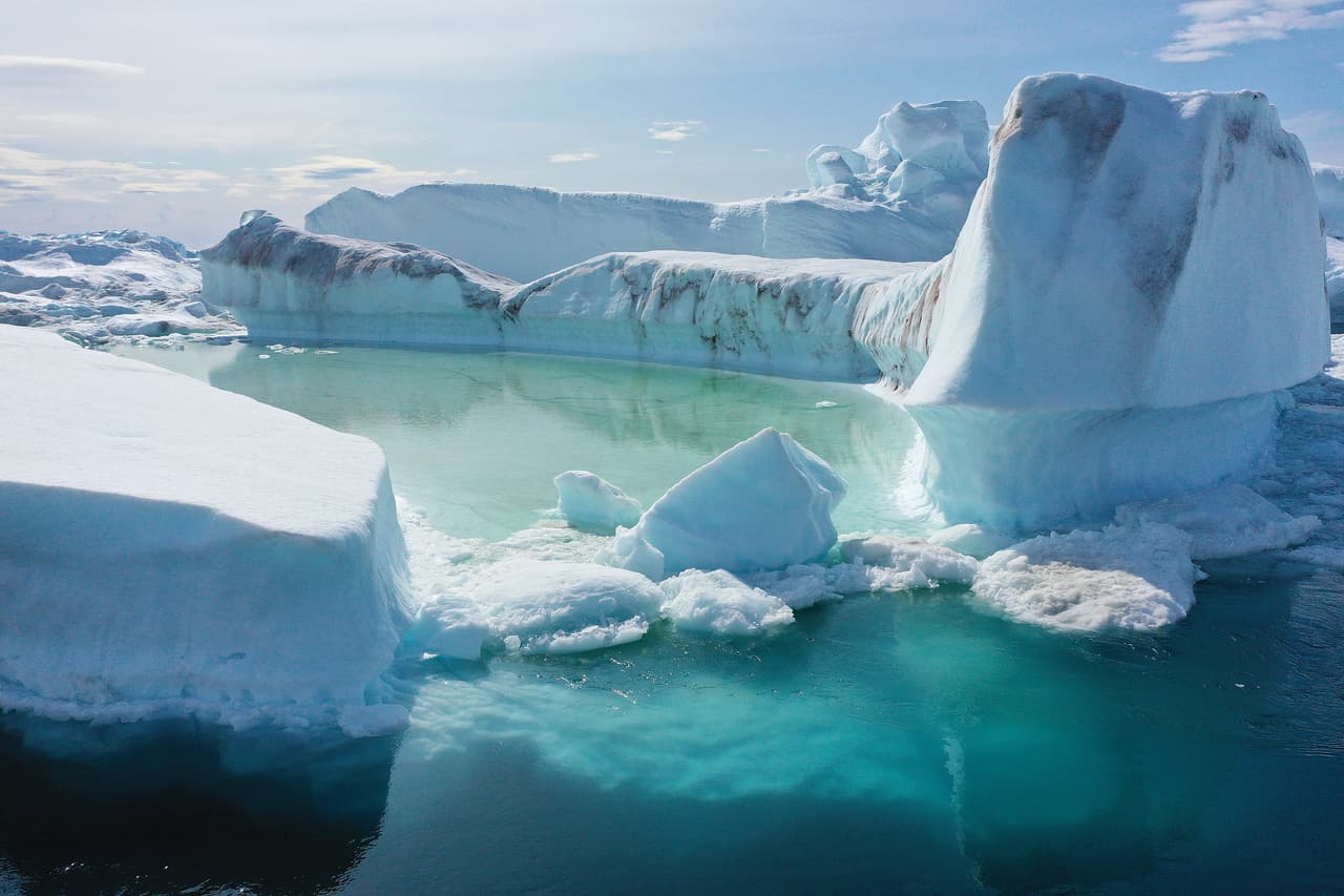 Los cambios en el ritmo de deshielo están relacionados con eventos climáticos extremos como las olas de calor que se han vuelto más frecuentes, especialmente en Groenlandia. En la fotografía, icebergs atascados cerca de Ilulissat, durante la ola de calor de mediados de 2019.