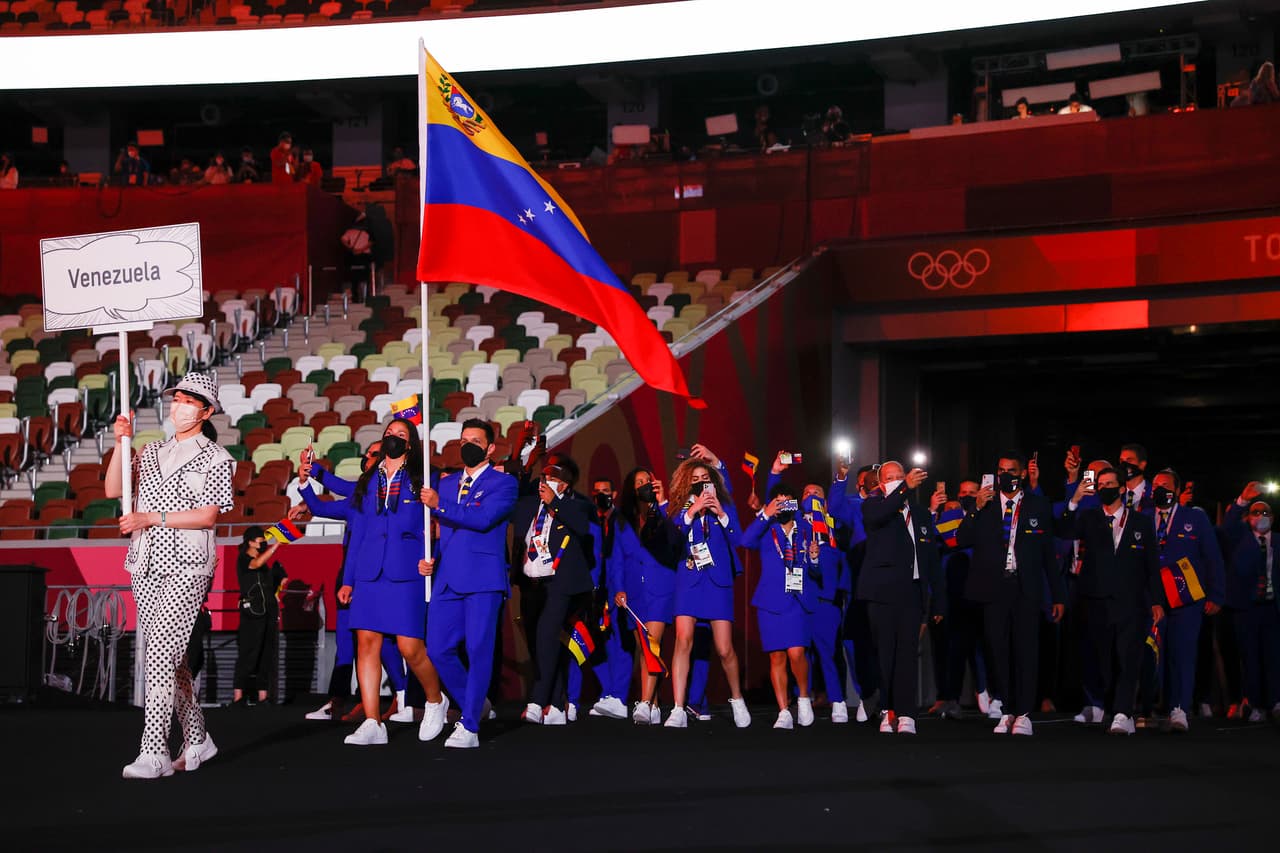 La delegación de Venezuela, abanderada por el karateca Antonio Díaz.