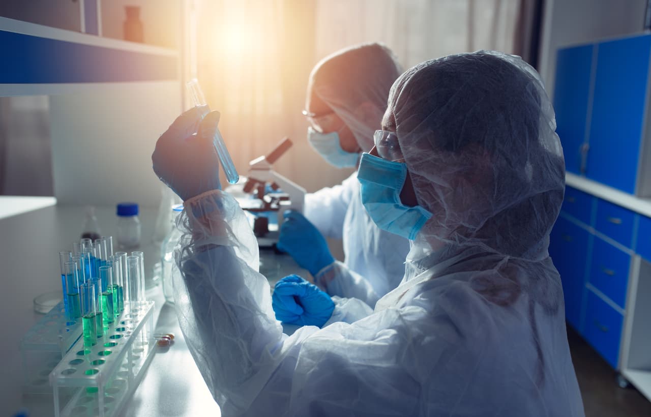 A inicios de junio,
<a href="https://www.univision.com/radio/el-bueno-la-mala-y-el-feo/eeuu-otorga-1-600-millones-al-laboratorio-novavax-inc-para-el-desarrollo-de-una-posible-vacuna-contra-el-covid-19-video">el Gobierno federal otorgó $1,600 millones al laboratorio Novavax</a> para el desarrollo de una posible vacuna contra el covid-19, parte del programa "Operation Warp Speed" que tiene como objetivo generar alrededor de
<b>100 millones de dosis</b> para enero de 2021.